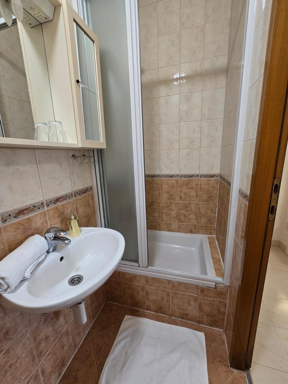 Apartment Ella Banjol Eksteriør bilde